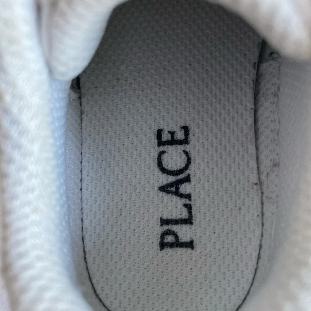 THE CHILDREN’S PLACE Unisex -Child and Toddler Uniform Low Top Sneakers Size 5
